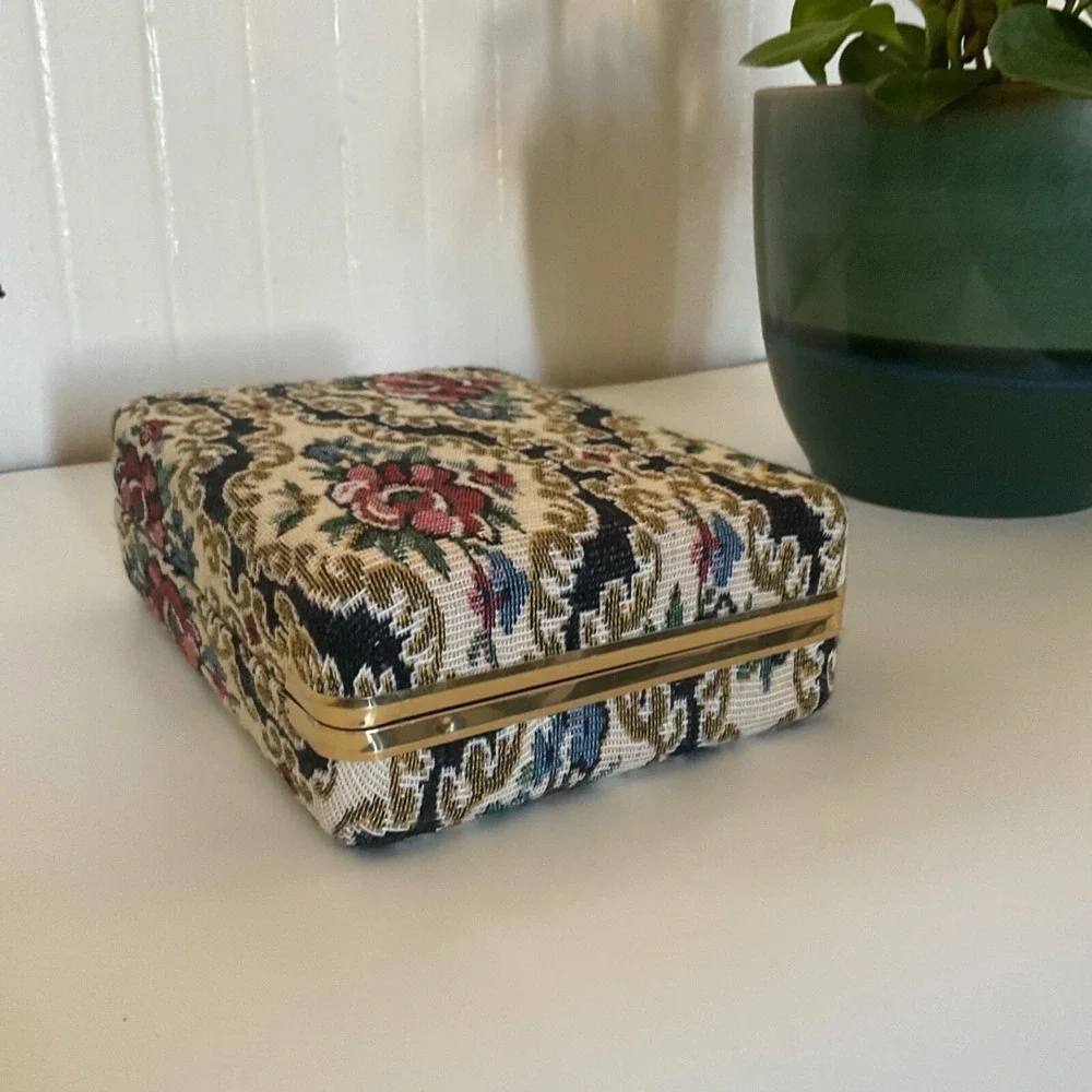 Vintage Travel‎ Jewelry Organizer Embroidered Floral Clamshell Cottage Core